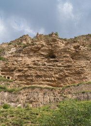 千年古刹凌空立山西神池辘轳窑沟悬空寺风光