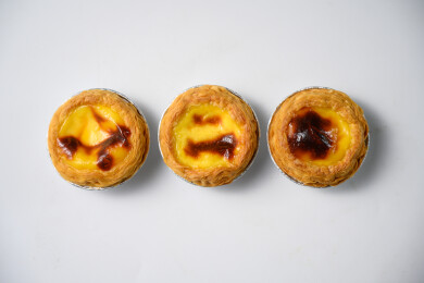 桌面上的盘子里的美味可口的葡挞