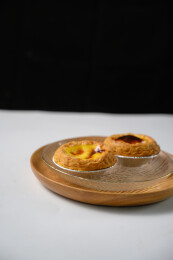 桌面上的盘子里的美味可口的葡挞