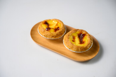 桌面上的盘子里的美味可口的葡挞