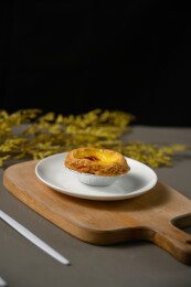 桌面上的盘子里的美味可口的葡挞