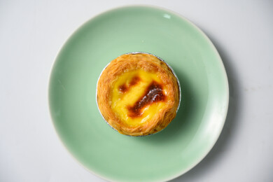 桌面上的盘子里的美味可口的葡挞