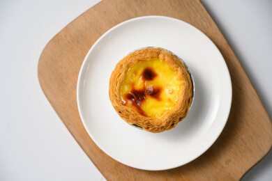 桌面上的盘子里的美味可口的葡挞