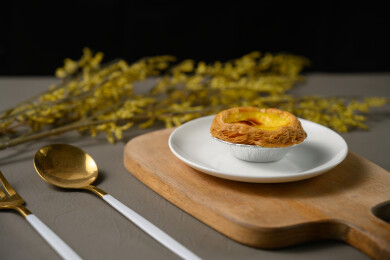 桌面上的盘子里的美味可口的葡挞