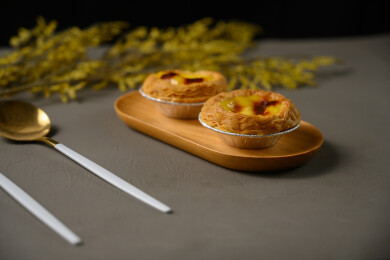 桌面上的盘子里的美味可口的葡挞