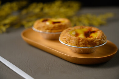 桌面上的盘子里的美味可口的葡挞