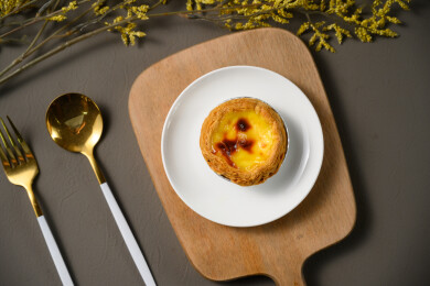 桌面上的盘子里的美味可口的葡挞