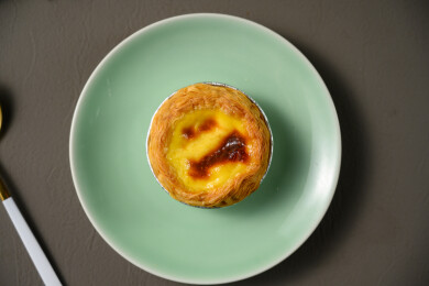 桌面上的盘子里的美味可口的葡挞