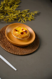 桌面上的盘子里的美味可口的葡挞