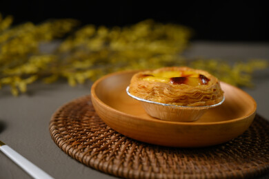 桌面上的盘子里的美味可口的葡挞