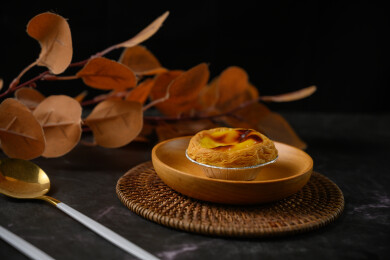 桌面上的盘子里的美味可口的葡挞