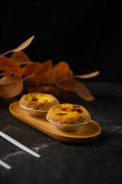 桌面上的盘子里的美味可口的葡挞