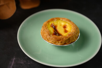 桌面上的盘子里的美味可口的葡挞