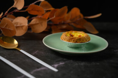 桌面上的盘子里的美味可口的葡挞