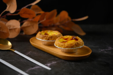 桌面上的盘子里的美味可口的葡挞