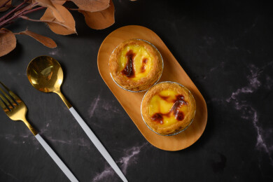 桌面上的盘子里的美味可口的葡挞