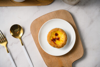 桌面上的盘子里的美味可口的葡挞