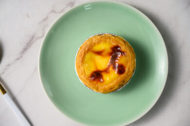 桌面上的盘子里的美味可口的葡挞