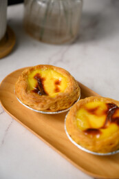 桌面上的盘子里的美味可口的葡挞