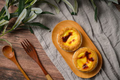 桌面上的盘子里的美味可口的葡挞