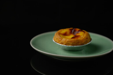 桌面上的盘子里的美味可口的葡挞