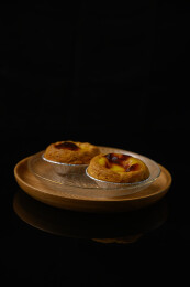 桌面上的盘子里的美味可口的葡挞