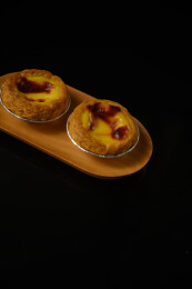 桌面上的盘子里的美味可口的葡挞