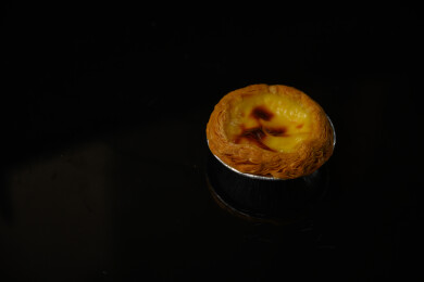 桌面上的盘子里的美味可口的葡挞