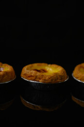 桌面上的盘子里的美味可口的葡挞