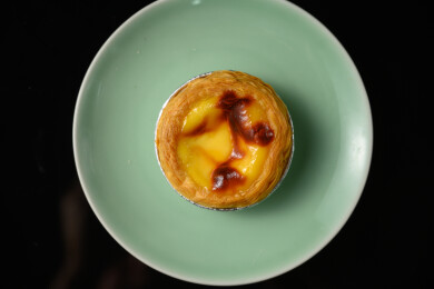 桌面上的盘子里的美味可口的葡挞