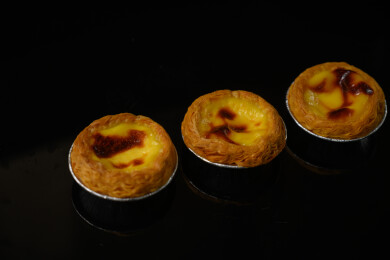 桌面上的盘子里的美味可口的葡挞