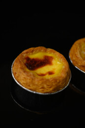 桌面上的盘子里的美味可口的葡挞