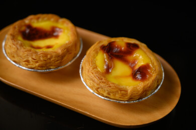 桌面上的盘子里的美味可口的葡挞