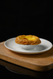 桌面上的盘子里的美味可口的葡挞