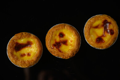 桌面上的盘子里的美味可口的葡挞