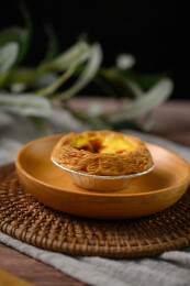 桌面上的盘子里的美味可口的葡挞