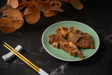 桌面上的盘子里的美味可口的酱骨头