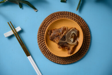 桌面上的盘子里的美味可口的酱骨头