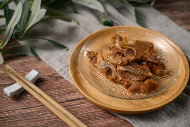桌面上的盘子里的美味可口的酱骨头