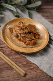 桌面上的盘子里的美味可口的酱骨头
