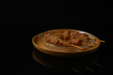 桌面上的盘子里的美味可口的炸猪肉串