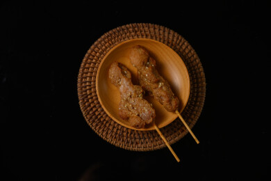 桌面上的盘子里的美味可口的炸猪肉串