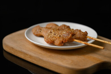 桌面上的盘子里的美味可口的炸猪肉串