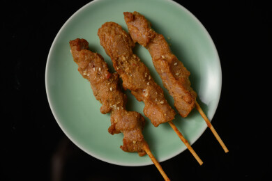 桌面上的盘子里的美味可口的炸猪肉串