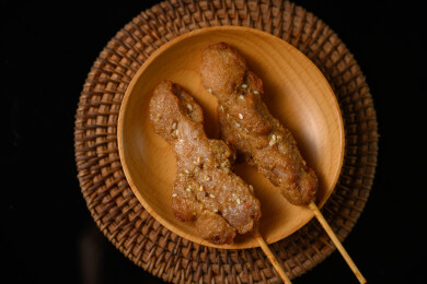 桌面上的盘子里的美味可口的炸猪肉串