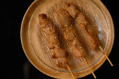 桌面上的盘子里的美味可口的炸猪肉串