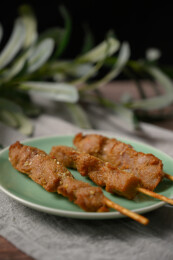 桌面上的盘子里的美味可口的炸猪肉串