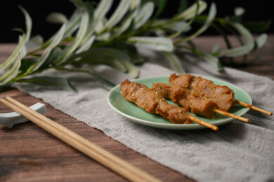 桌面上的盘子里的美味可口的炸猪肉串
