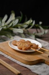 桌面上的盘子里的美味可口的炸猪肉串
