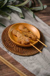 桌面上的盘子里的美味可口的炸猪肉串